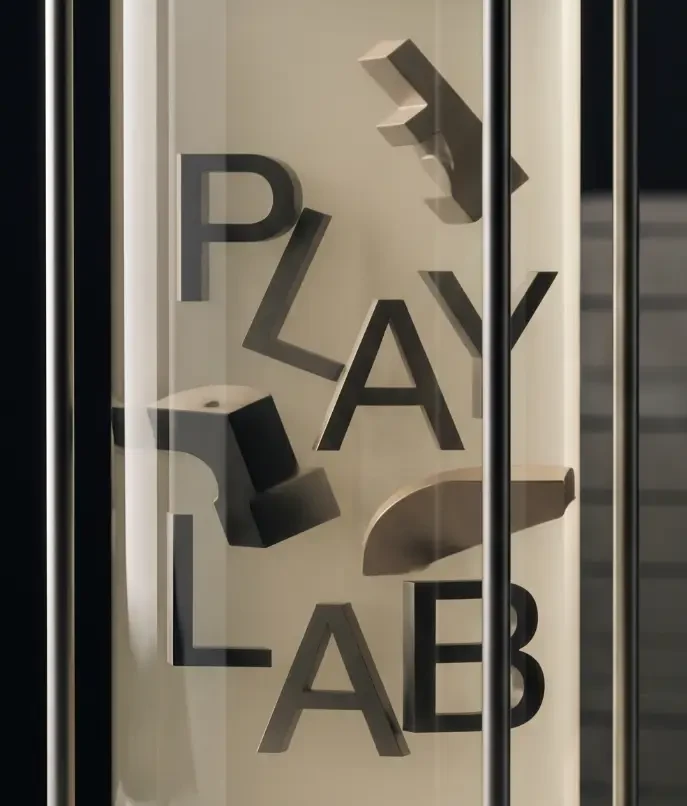 Detail of the interface between the form and the liquid around it